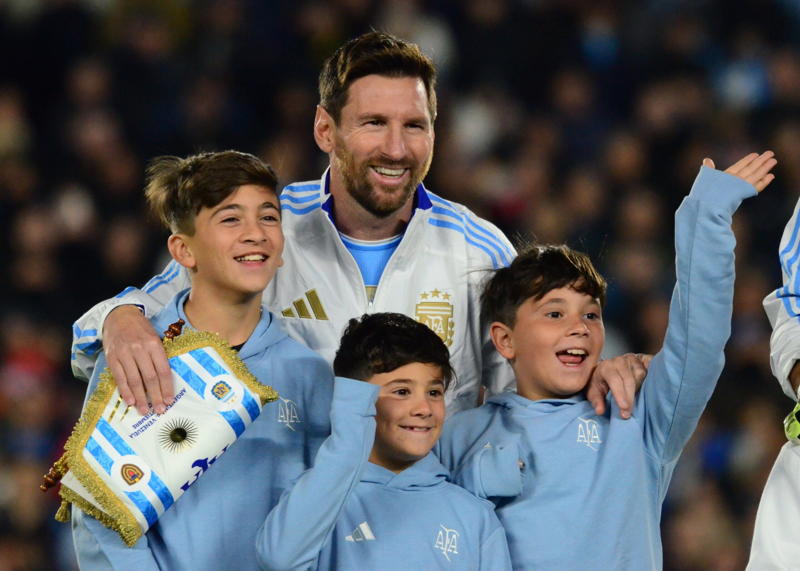 Messi junto a sus tres hijos.