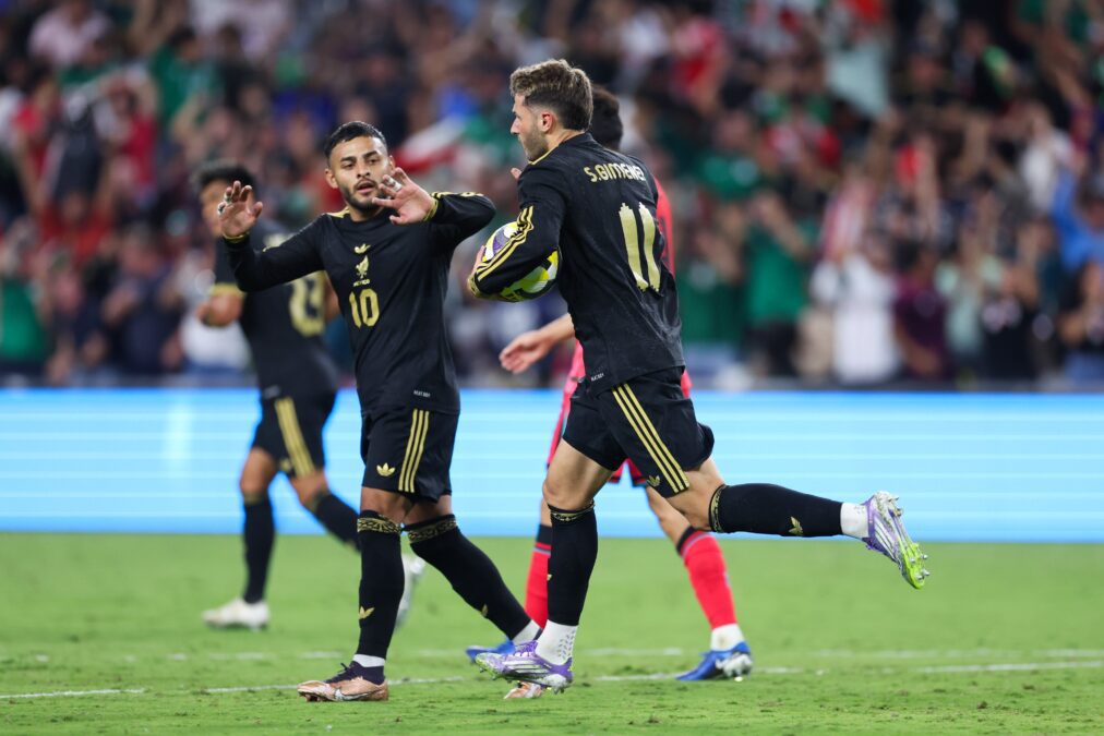 Santi Giménez marcó un golazo para dar el empate a México.