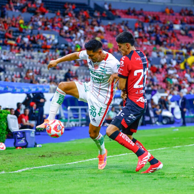 Atlas se llevó los tres puntos en un polémico final.