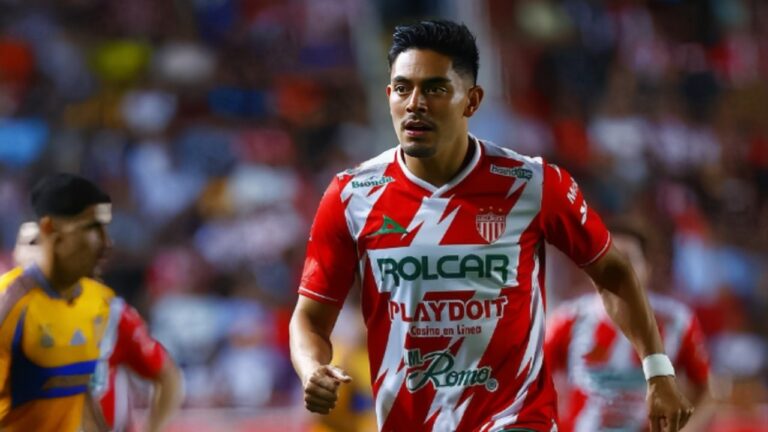 Ricardo Monreal delantero del Necaxa estará en la firma de autógrafos.