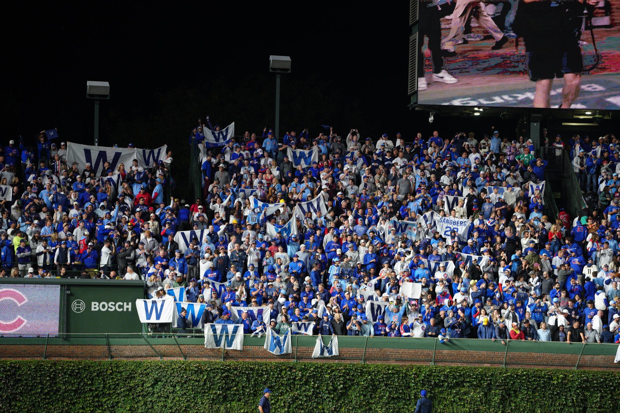 La afición de los Cubs celebra la victoria sobre Brewers.