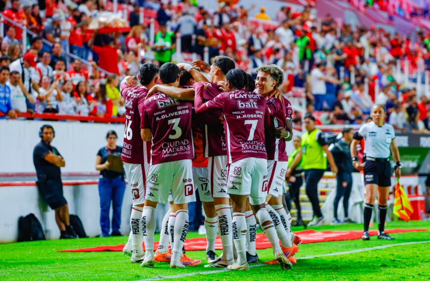 Necaxa goleó 4-1 a Santos.