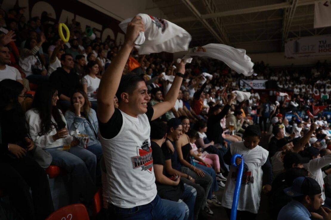 La locura de los aficionados en las gradas del Gimnasio Marcelino González. 