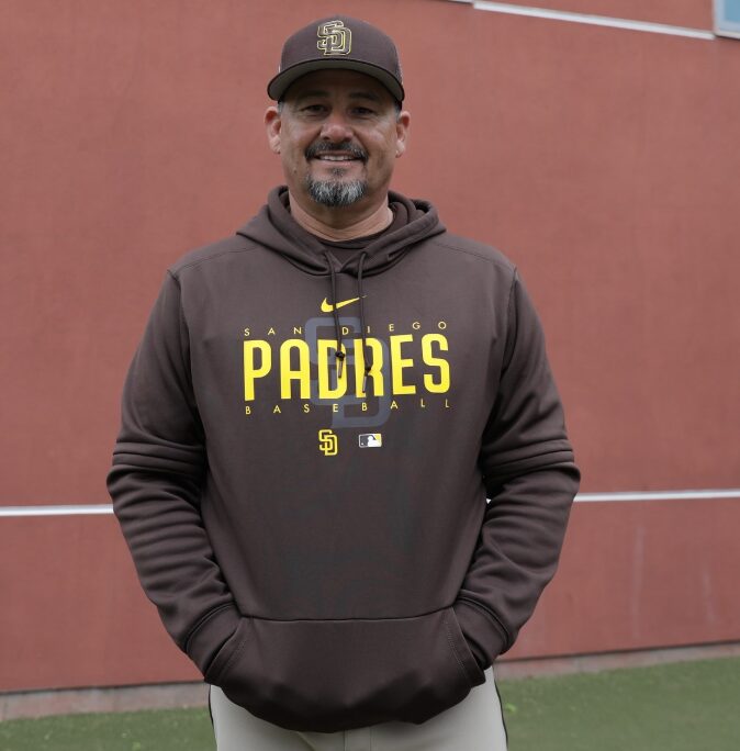 Rubén Niebla, coach de picheo de los Padres. 