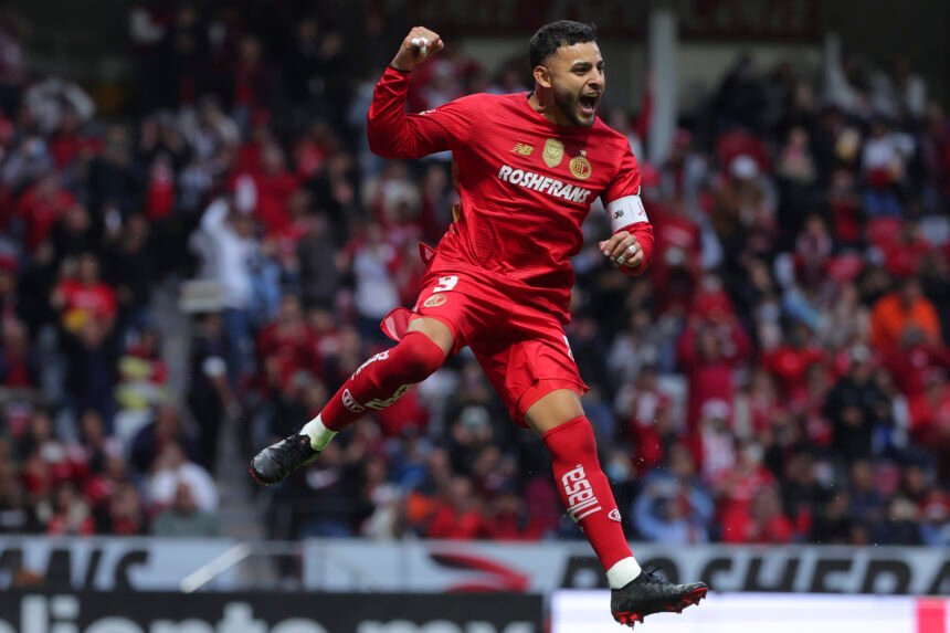 Alexis Vega celebra su gol en el triunfo de Toluca sobre Querétaro.