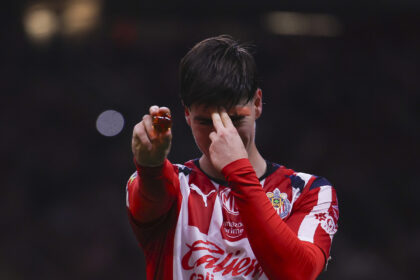 Armando La Hormiga González celebra su gol en el Chivas 2 Mazatlán 0.