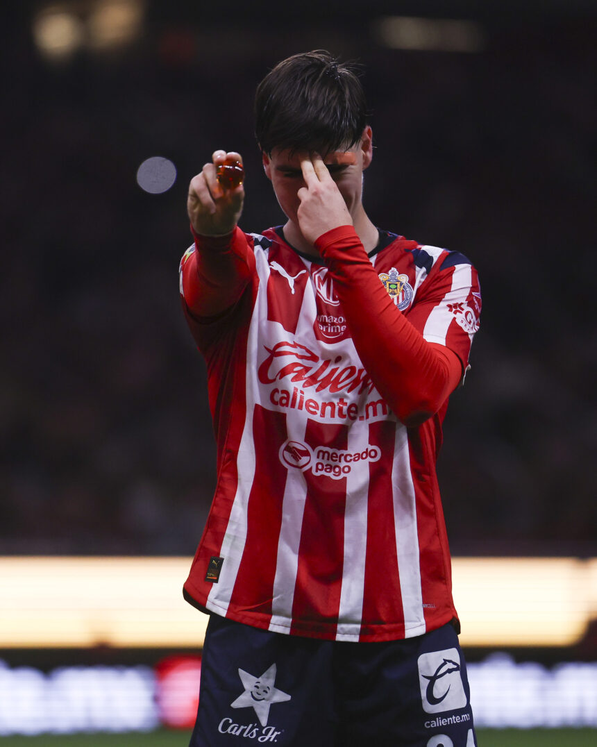 Armando La Hormiga González celebra su gol en el Chivas 2 Mazatlán 0.