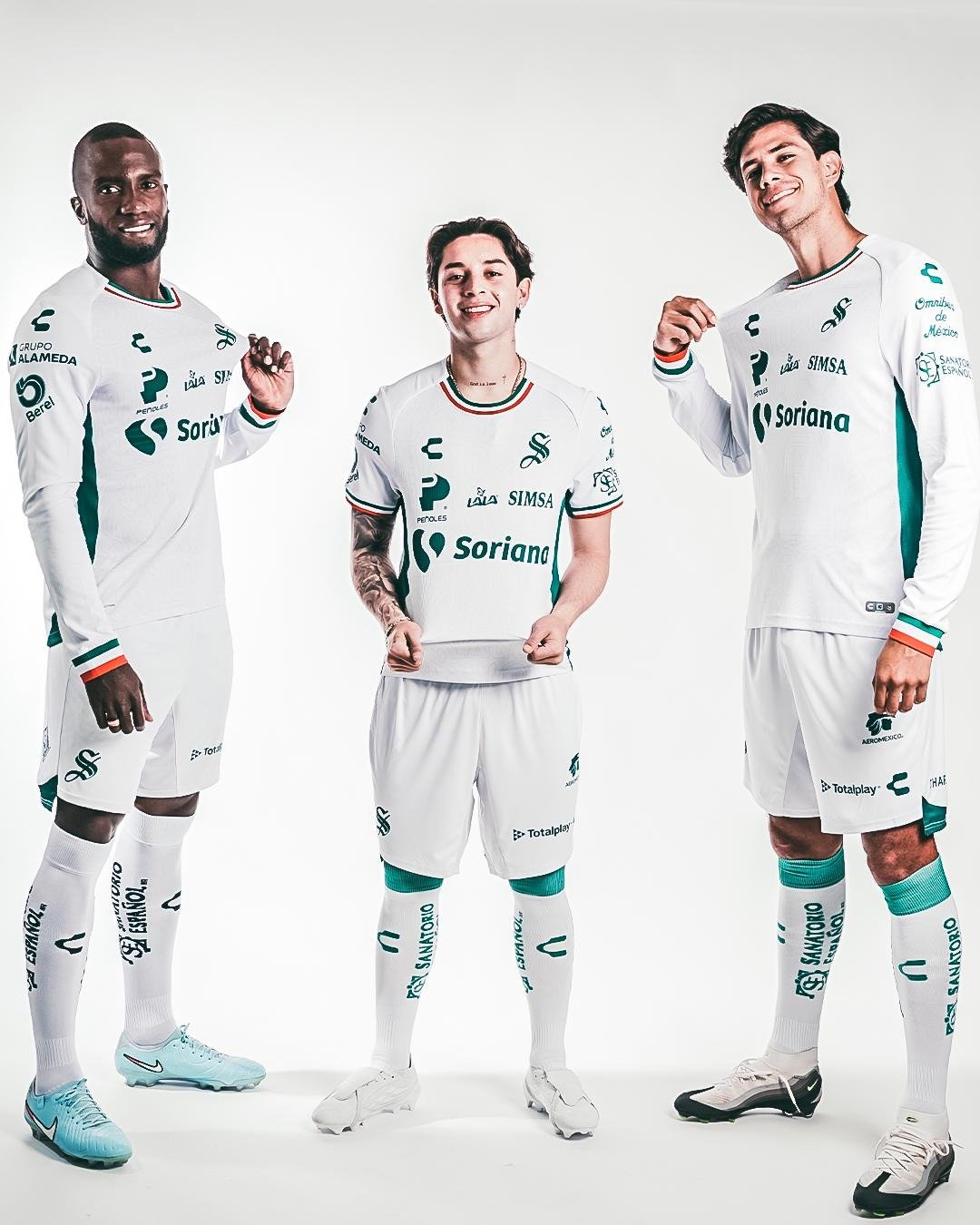 El espectacular nuevo uniforme de Santos Laguna.