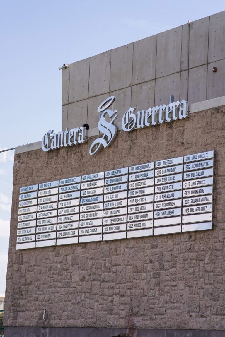 Santos Laguna estrenó su muro de canteranos.