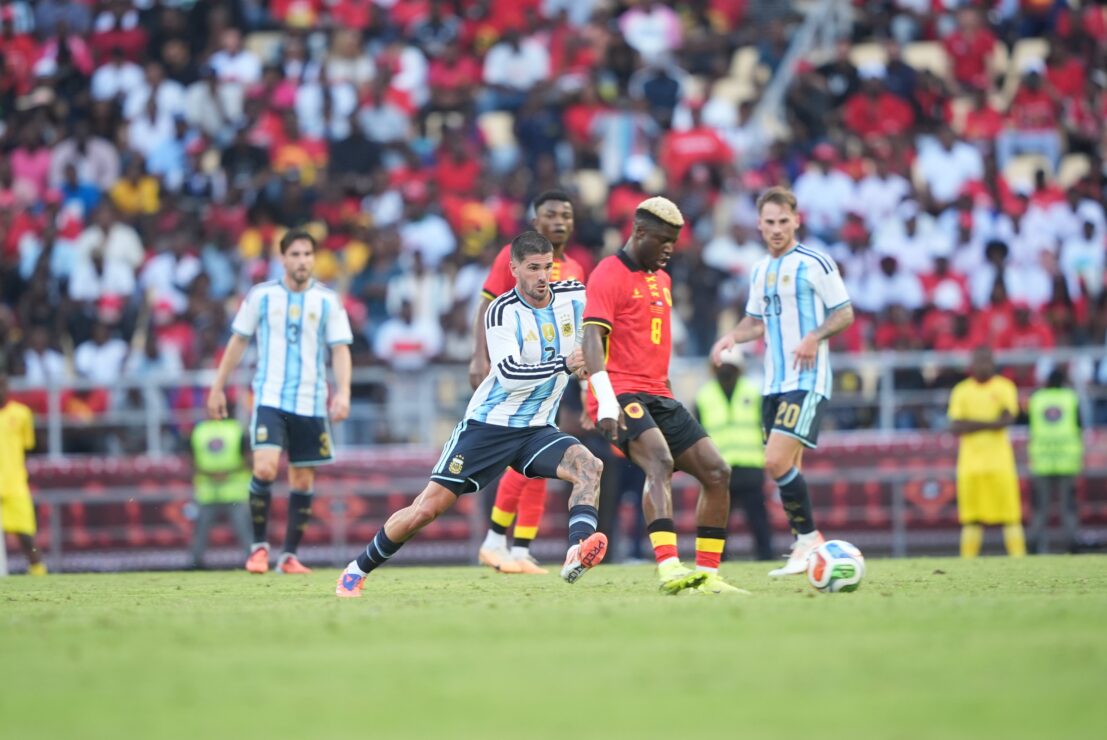 Argentina venció 2-0 a Angola.