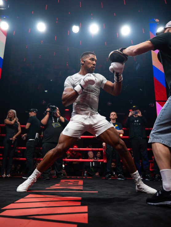 Anthony Joshua listo para enfrentar a Jake Paul. 