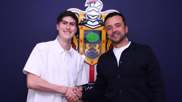 Armando "La Hormiga" González renovó con Chivas.