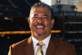 Carlos Hernández, excatcher y comentarista de los Padres de San Diego.