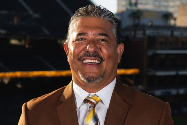 Carlos Hernández, excatcher y comentarista de los Padres de San Diego.
