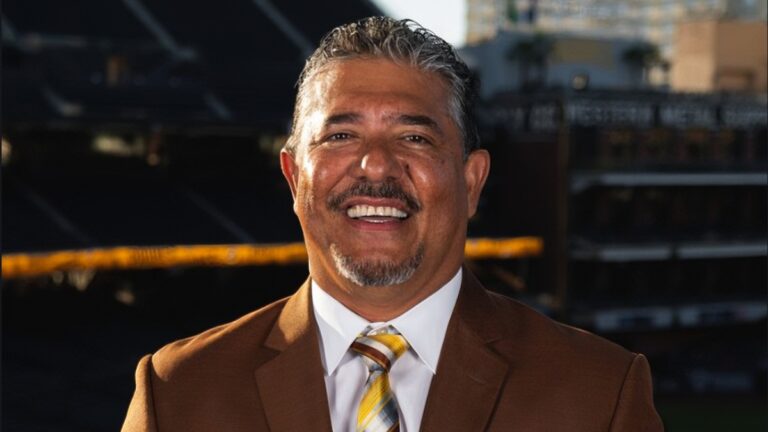 Carlos Hernández, excatcher y comentarista de los Padres de San Diego.