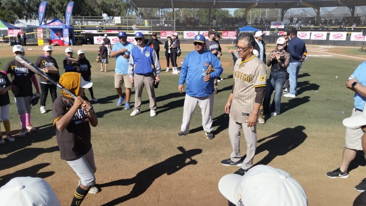 Carlos "Chamo" Hernández con los niños en la clínica de los Padres de San Diego en Tijuana.