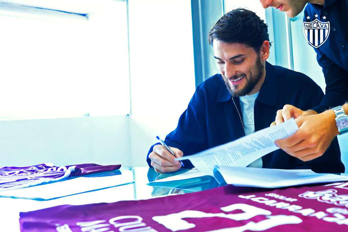Julián Carranza firmó su contrato como jugador del Necaxa. 