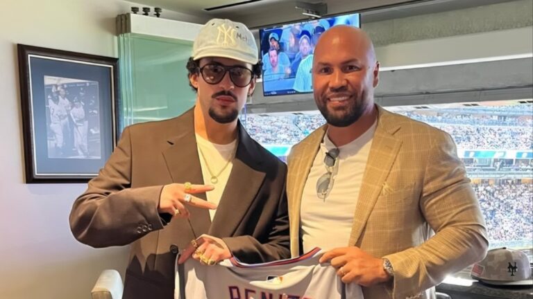 Carlos Beltrán, nuevo miembro del Salón de la Fama, junto a Bad Bunny.