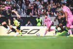 Messi sufrió ante un equipo práctico que aprovechó su mayor velocidad.