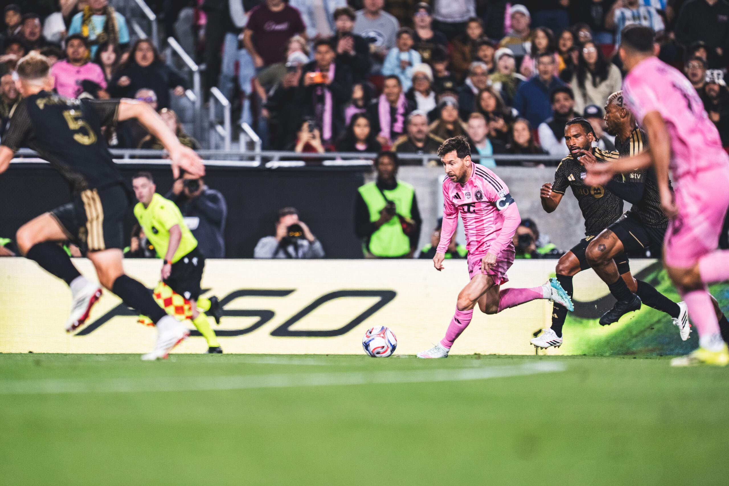 Messi sufrió ante un equipo práctico que aprovechó su mayor velocidad.