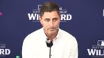 Continuidad en San Diego: A.J. Preller firma extensión multianual PEORIA, ARIZ. – Con el objetivo de alcanzar la primera Serie Mundial en la historia de la ciudad, los Padres de San Diego han decidido mantener el rumbo bajo la dirección de A.J. Preller. Preller, de 48 años, es actualmente el segundo ejecutivo con más tiempo en su cargo en todas las Grandes Ligas, solo detrás de Brian Cashman de los Yankees. Logros clave bajo su gestión: Consistencia en Postemporada: Bajo su mando, el equipo ha clasificado a los playoffs en cuatro de las últimas seis temporadas (2020, 2022, 2024-25). Victorias Históricas: Por primera vez en la historia del club, los Padres de San Diego lograron temporadas consecutivas de más de 90 victorias (93 en 2024 y 90 en 2025). Récords de Asistencia: El equipo ha establecido nuevas marcas de asistencia en Petco Park en cada uno de los últimos tres años (2023-25). El "Cazatalentos" incansable Preller se ha ganado una reputación por su agresividad en el mercado, adquiriendo a estrellas como Manny Machado, Fernando Tatis Jr., Juan Soto y, más recientemente, incorporando a figuras como Luis Arráez y Dylan Cease. Además, su sistema de granja ha producido talentos de élite como Jackson Merrill y el codiciado prospecto Ethan Salas. "La habilidad de A.J. y su compromiso implacable con la victoria han posicionado a los Padres para un éxito sostenido", afirmó John Seidler.
