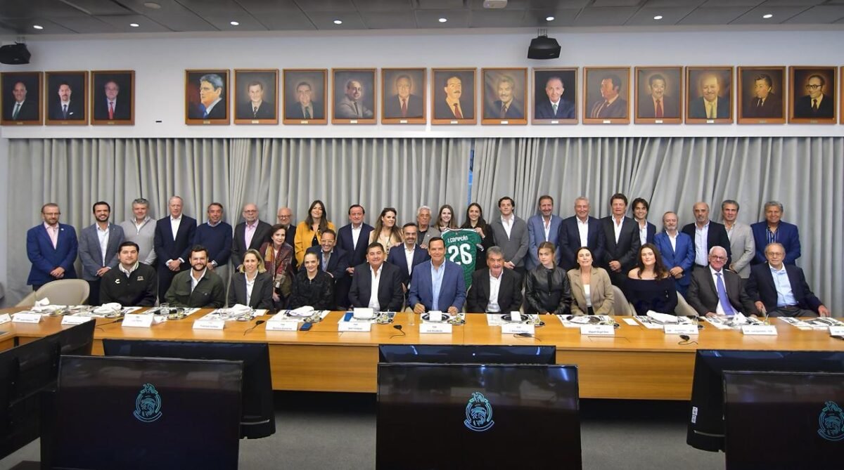 Justino Compeán junto a su equipo de trabajo. 