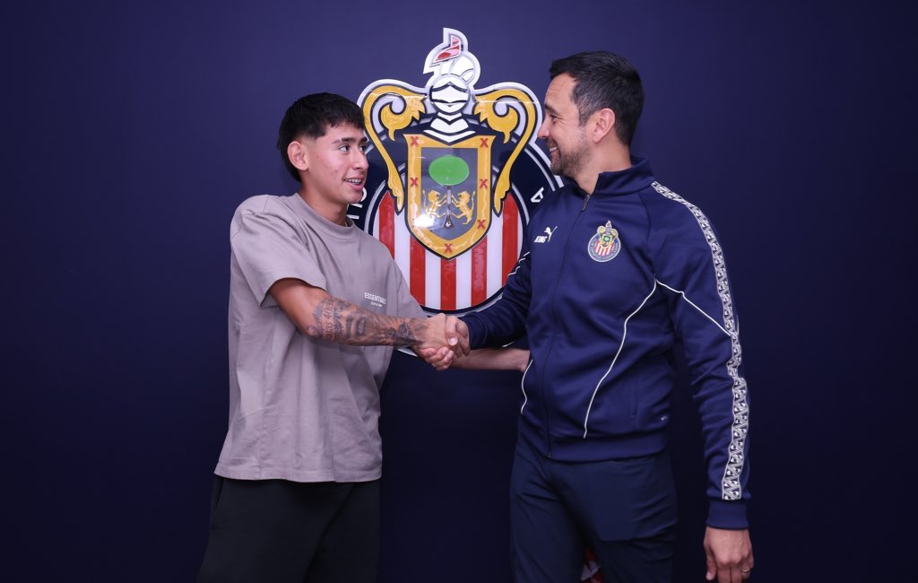 Santiago Sandoval continuará como jugador de las Chivas. 