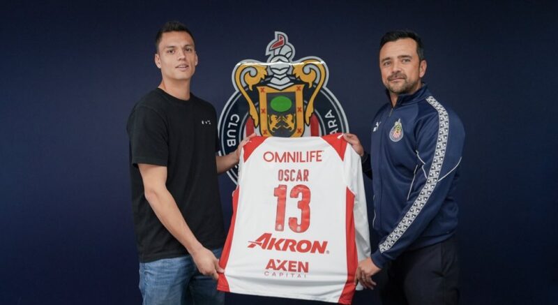 El arquero Oscar Whalley también seguirá en el equipo.