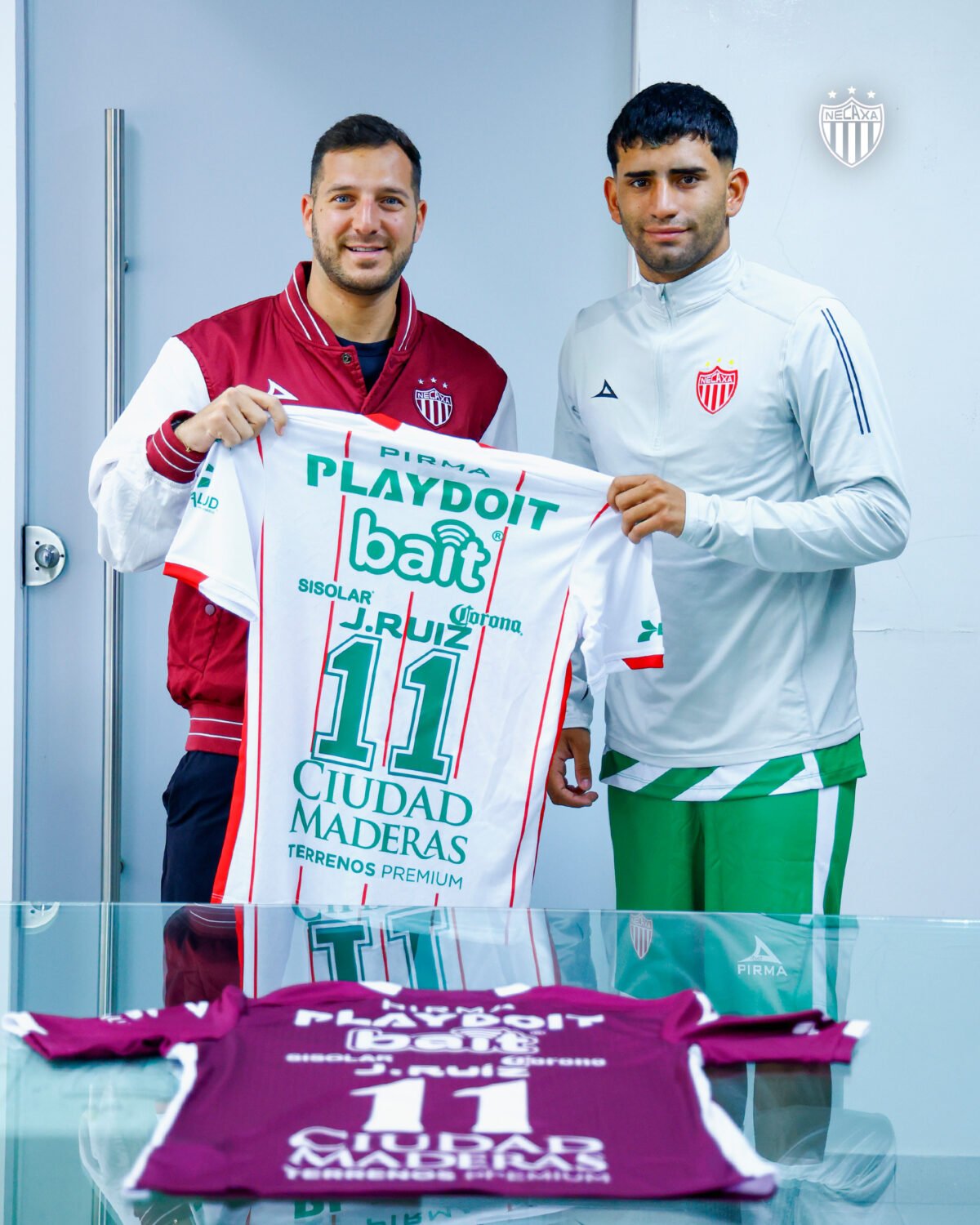 Javier Ruíz firmó su contrato como jugador de los Rayos. 