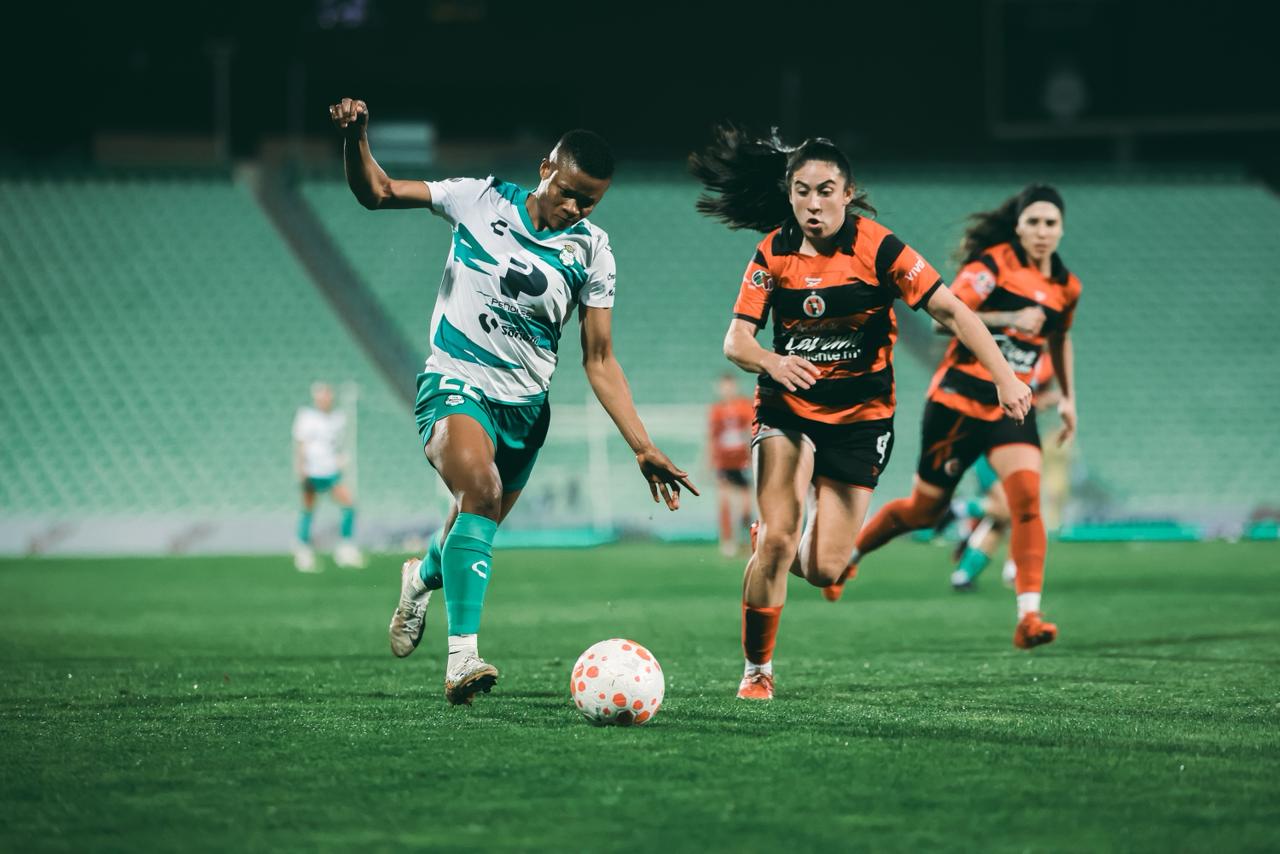 Santos Femenil remonta un 0-2 y le roba el triunfo a Xolas