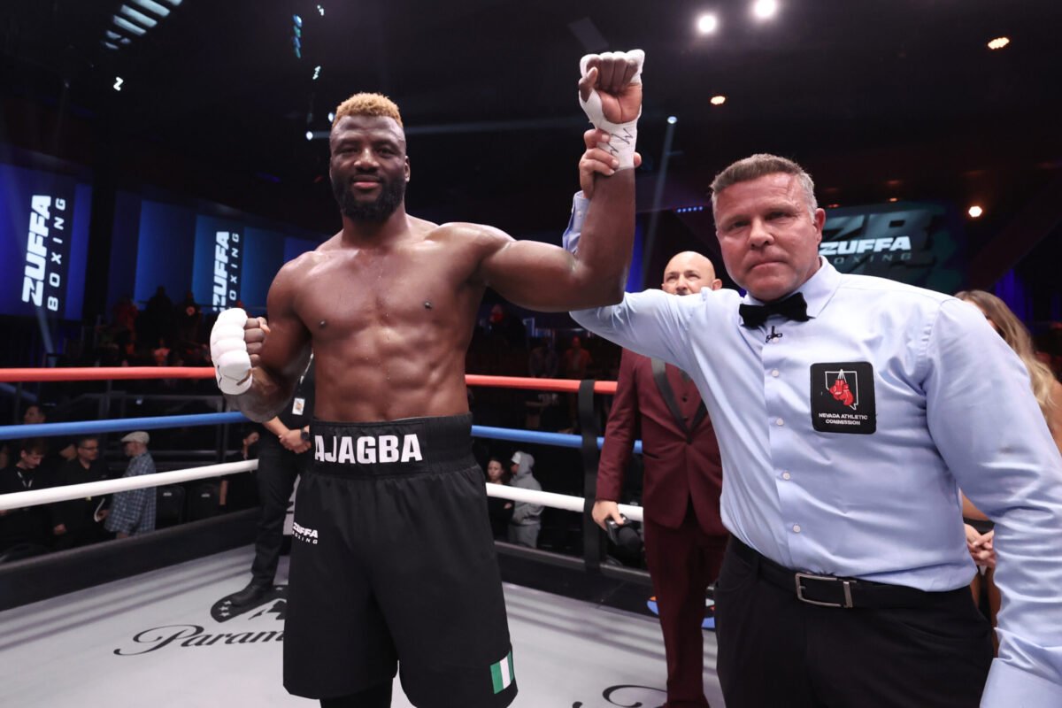 Ajagba salió con el puño en lo más alto. 