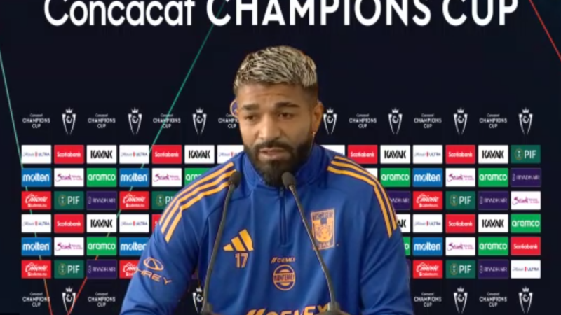 Búfalo Aguirre, atacante de los Tigres de la UANL.