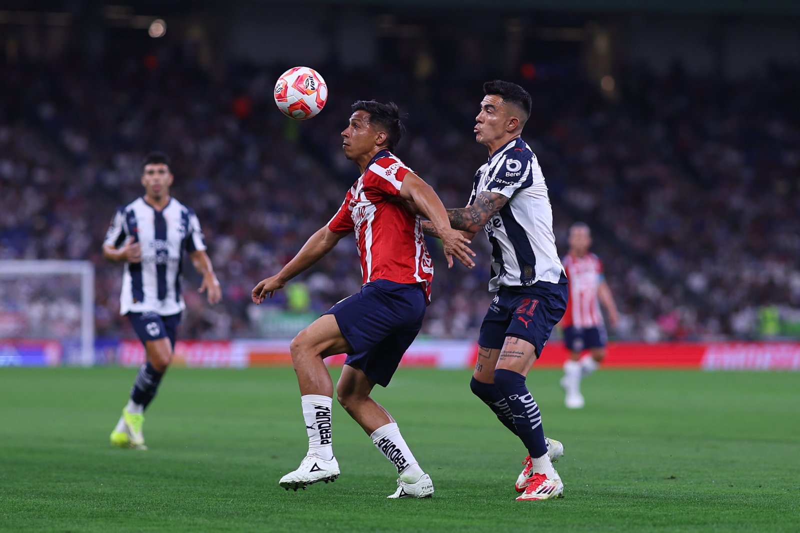 Chivas vs Rayados en la Liga MX