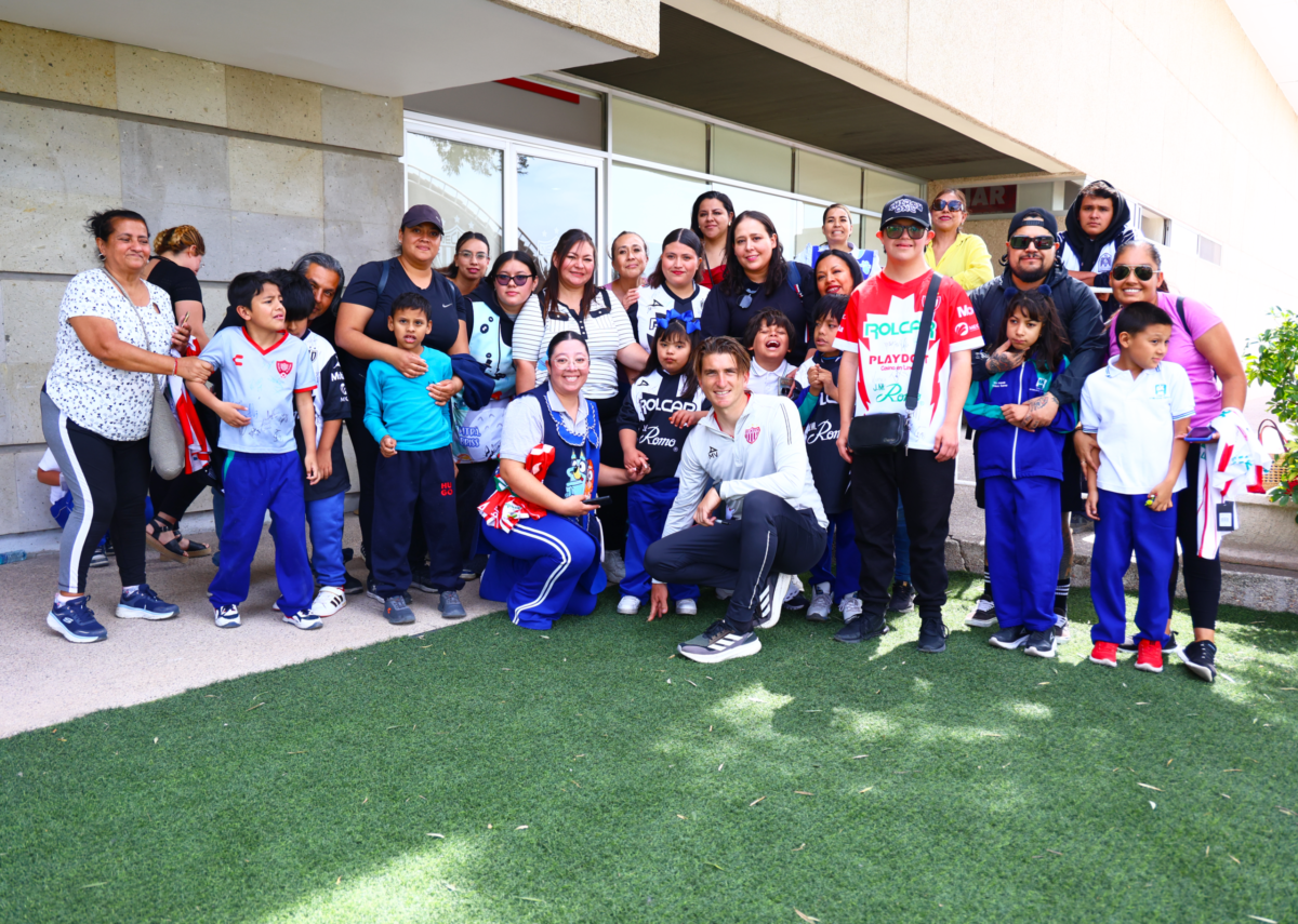 Los jugadores del Necaxa durante la convivencia con los aficionados. 