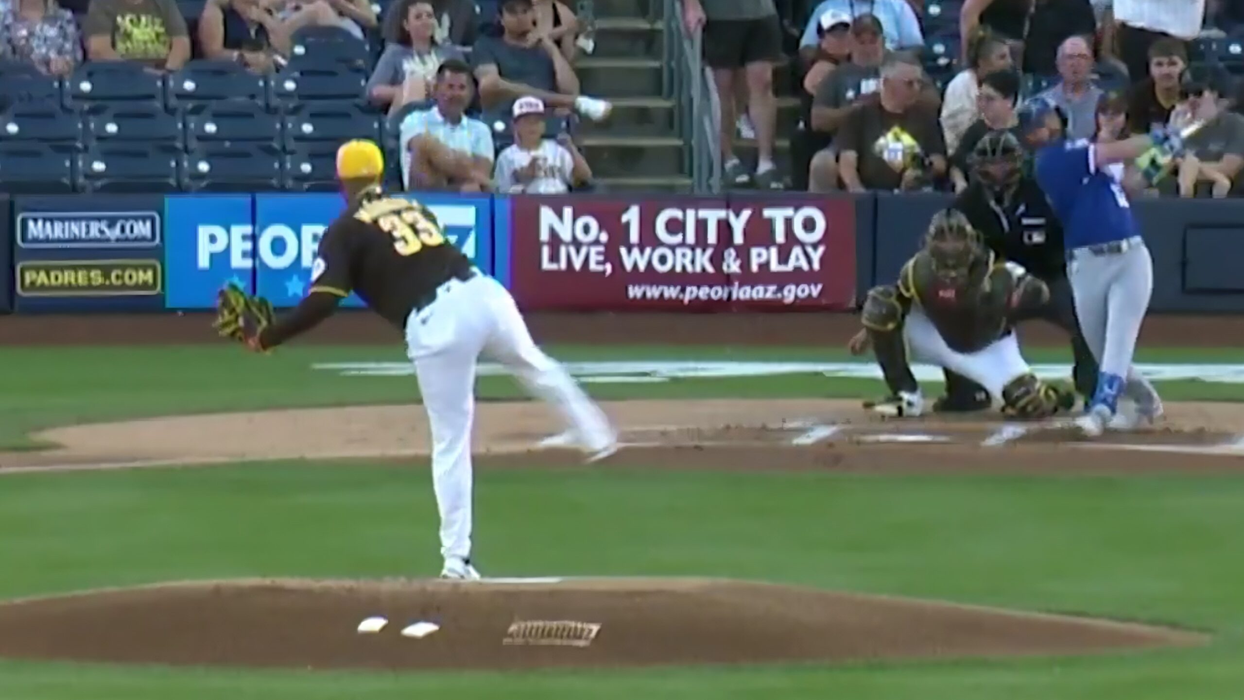 Royals apalean a los Padres 10-1.