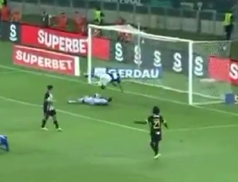 La pelea comenzó con una falta al arquero. 