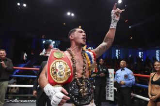 Jai Opetaia celebra su victoria.