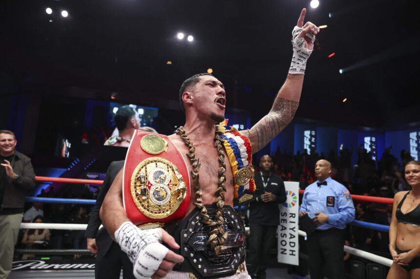 Jai Opetaia celebra su victoria.