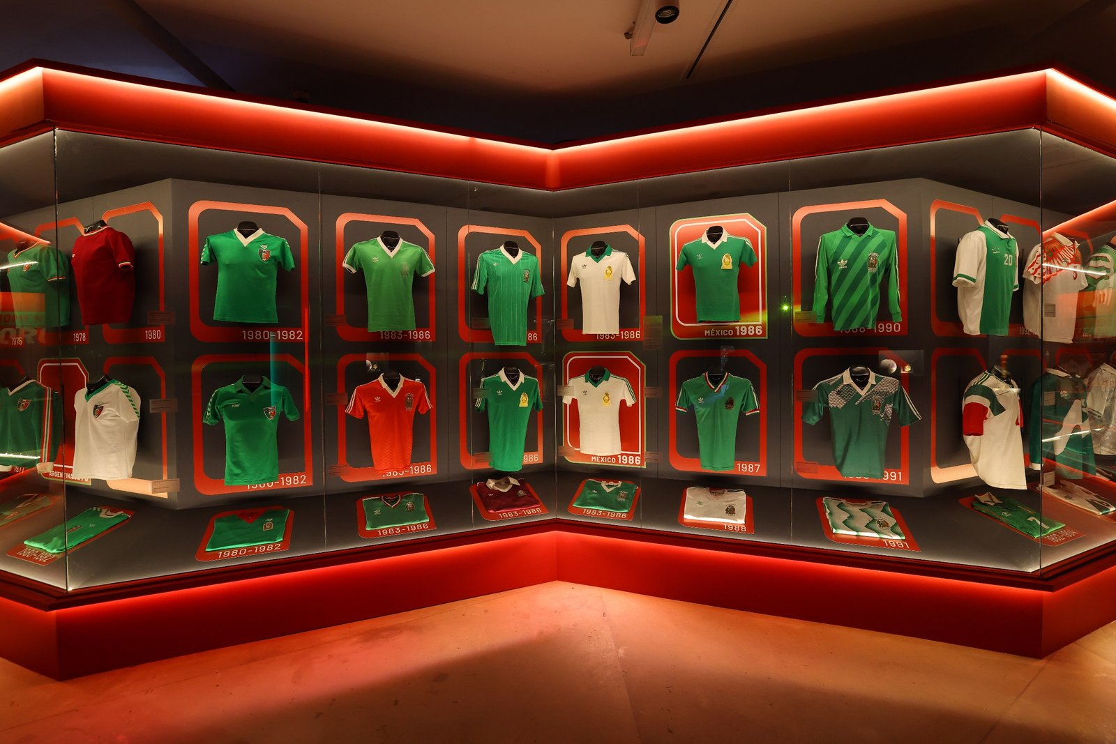 Todos los jerseys usados por la Selección Mexicana están en Álbum Épico