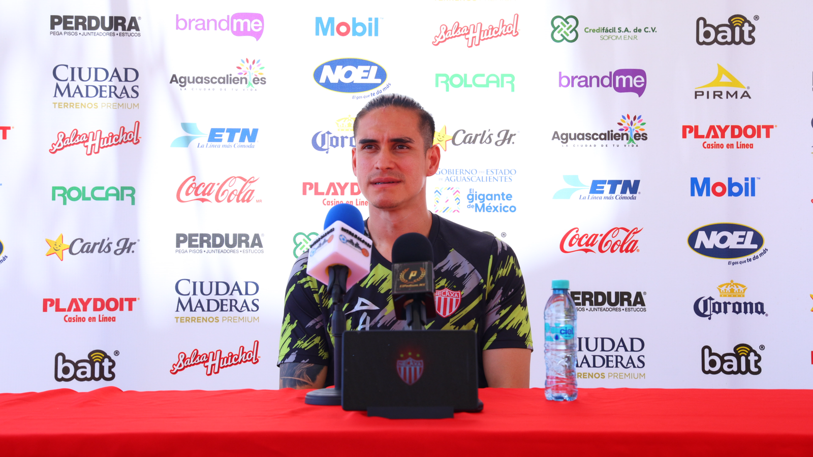 Alexis Peña zaguero del Necaxa.