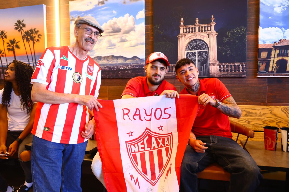 Jugadores del Necaxa firmaron autógrafos a los jóvenes aficionados del club.