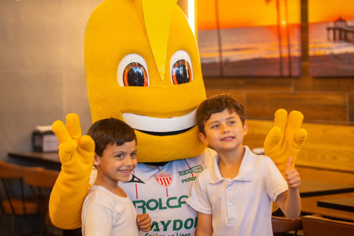 La mascota del equipo estuvo en la firma de autógrafos.