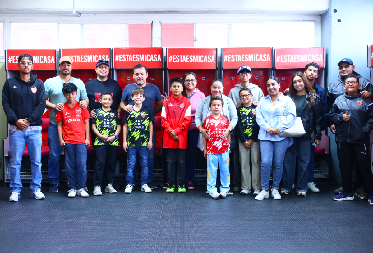 Los jugadores de las fuerzas básicas de Necaxa en el Estadio Victoria.