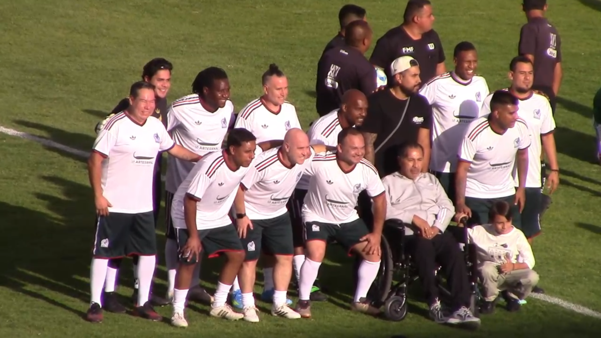 El equipo de Leyendas Extranjeras junto a Benjamín Galindo.