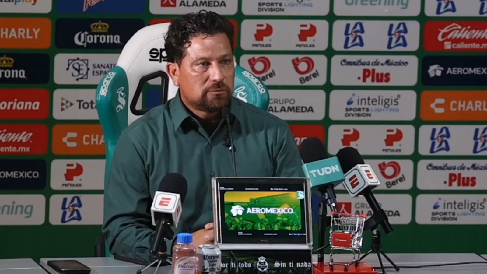 Omar Tapia, no seguirá como técnico del primer equipo de Santos Laguna.