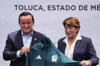 Mikel Arriola y Delfina Gómez.