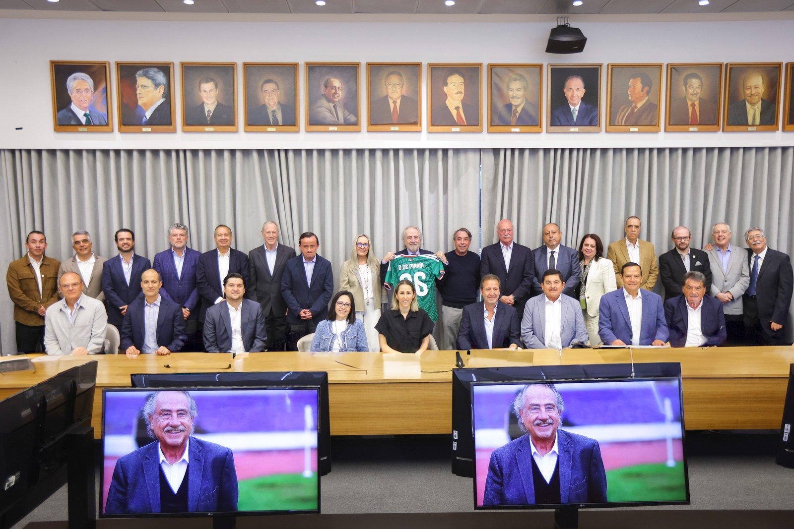 Decio de María recibió un homenaje de la FMF.