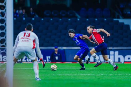 Cruz Azul 2 Chivas 2 en la ida de las semifinales.