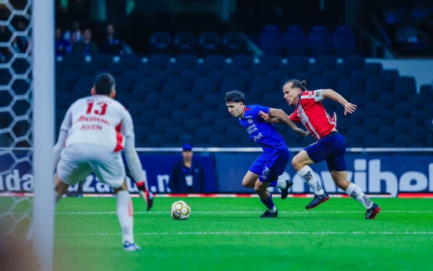 Cruz Azul 2 Chivas 2 en la ida de las semifinales.