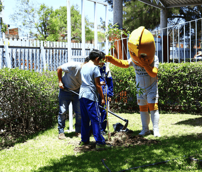 Los niños convivieron con el Rayo.